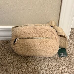 ✨NWT~Sherpa Wild Fable Belt Bag✨